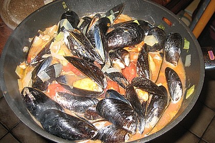 Miesmuscheln in Tomate mit geröstetem Knoblauchciabatta 5