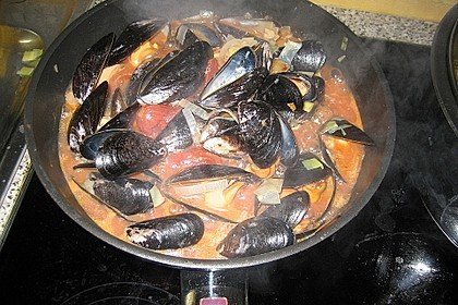 Miesmuscheln in Tomate mit geröstetem Knoblauchciabatta 6