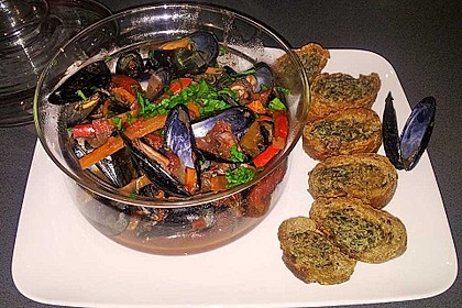 Miesmuscheln in Tomate mit geröstetem Knoblauchciabatta 15
