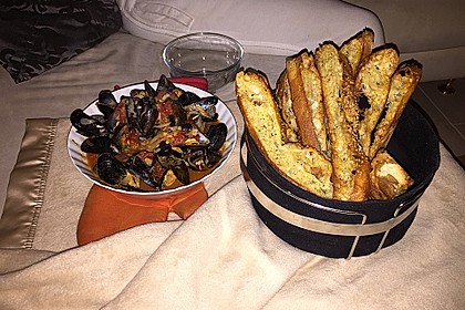 Miesmuscheln in Tomate mit geröstetem Knoblauchciabatta 3