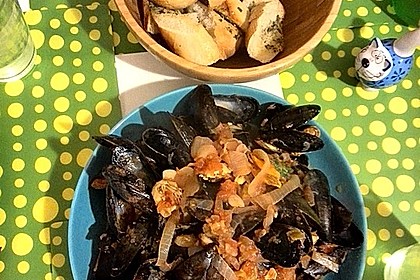 Miesmuscheln in Tomate mit geröstetem Knoblauchciabatta 13