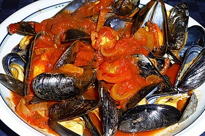 Miesmuscheln in Tomate mit geröstetem Knoblauchciabatta 11