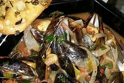 Miesmuscheln in Tomate mit geröstetem Knoblauchciabatta 10