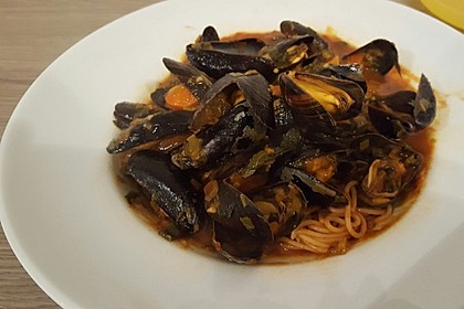 Miesmuscheln in Tomate mit geröstetem Knoblauchciabatta 9
