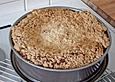 K&auml;sekuchen mit Kirschen und Streusel