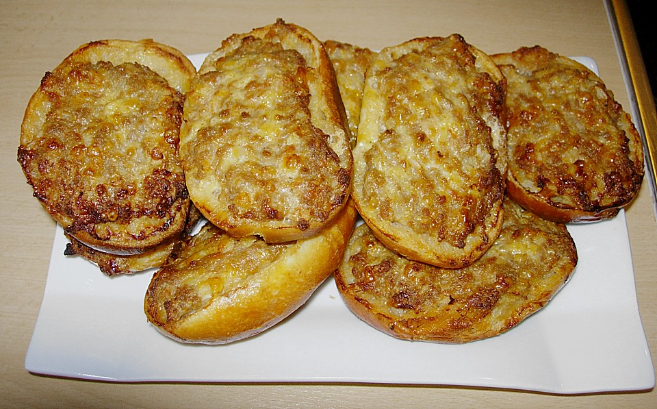 Brötchen Mit Hackfleisch Und Käse überbacken