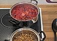 Zwetschgengs&auml;lz mit karamellisierten Waln&uuml;ssen