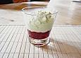 Pistazienmousse auf Sauerkirschen
