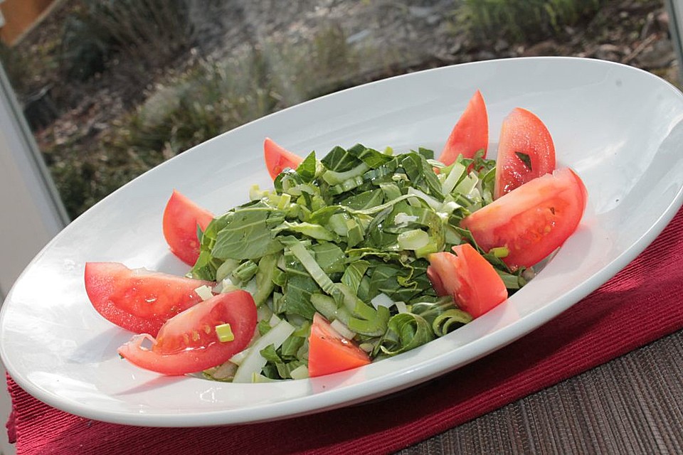 Pak Choi - Salat mit Tomaten, Frühlingszwiebeln und Peperoni (Rezept ...