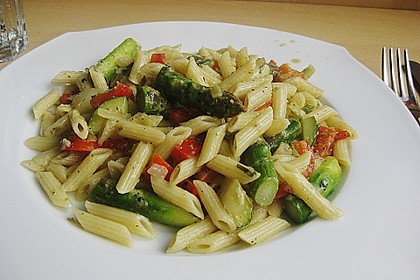 Gr&uuml;ner Spargel mediterran