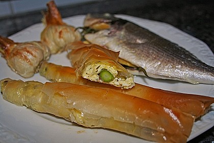 Gebackener gr&uuml;ner Spargel im Yufka - Teigmantel