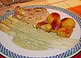 Gef&uuml;llte Schnitzel mit Spargel und Kerbelso&szlig;e