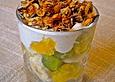 Obstsalat mit Quark und Mandelkrokant