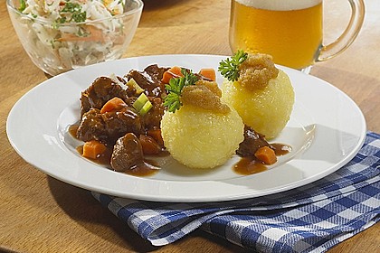 'Schweinshaxn' in Wei&szlig;bierso&szlig;e und Kartoffelkl&ouml;&szlig;e