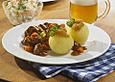 'Schweinshaxn' in Wei&szlig;bierso&szlig;e und Kartoffelkl&ouml;&szlig;e