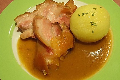 'Schweinshaxn' in Wei&szlig;bierso&szlig;e und Kartoffelkl&ouml;&szlig;e 1