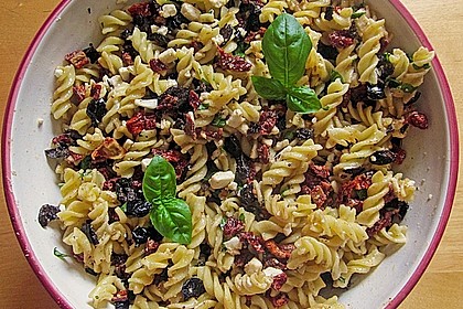 Nudelsalat mit Feta, Oliven und getrockneten Tomaten