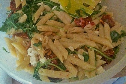 Nudelsalat mit Feta, Oliven und getrockneten Tomaten 1