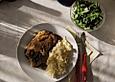 Schw&auml;bischer Zwiebelrostbraten mit Sp&auml;tzle und Feldsalat