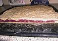 Gedeckter Kirschkuchen mit Frischk&auml;se