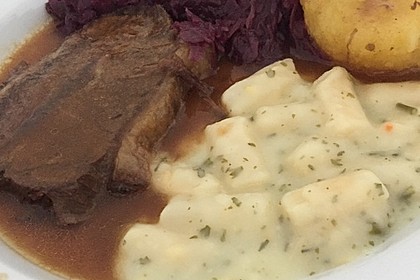 Sauerbraten mit Rotkohl und Kartoffelklößen 8