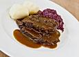 Sauerbraten mit Rotkohl und Kartoffelkl&ouml;&szlig;en