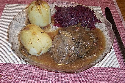 Sauerbraten mit Rotkohl und Kartoffelklößen 16