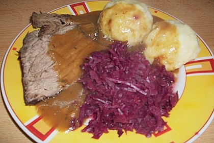 Sauerbraten mit Rotkohl und Kartoffelklößen 13