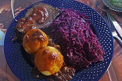 Sauerbraten mit Rotkohl und Kartoffelklößen 12