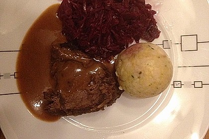 Sauerbraten mit Rotkohl und Kartoffelklößen 9