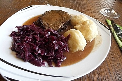 Sauerbraten mit Rotkohl und Kartoffelklößen 1