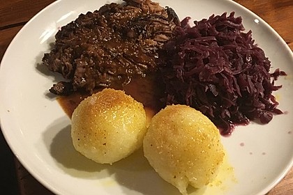 Sauerbraten mit Rotkohl und Kartoffelklößen 11