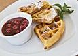 Waffeln mit hei&szlig;en Kirschen