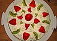 Sahnetorte mit Fr&uuml;chten und Erdbeeren