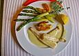 Seezunge an Wei&szlig;wein-Zitronensauce mit gr&uuml;nem Spargel und Bratkartoffelvierteln