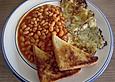 Gebratener Mozzarella mit Baked Beans und Buttertoast