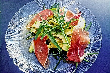 Avocados mit Vinaigrette, Rucola und Parmaschinken
