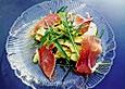 Avocados mit Vinaigrette, Rucola und Parmaschinken