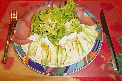 Avocados mit Vinaigrette, Rucola und Parmaschinken 1
