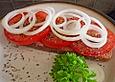Roros Tomaten - Schmausebrot mit Zwiebeln und gesto&szlig;enem Pfeffer