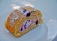 Feine Dinkelroulade mit Heidelbeercreme