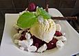 Eisdessert mit  beschwipsten Himbeeren und Baiser