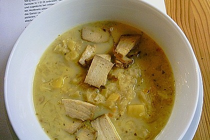 Kartoffel-Sauerkraut Suppe mit R&auml;uchertofu