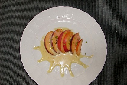 Frische Pfirsiche mit Marzipansauce