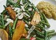 Gebratener gr&uuml;ner Spargel mit Kartoffelspalten und Zwiebelso&szlig;e