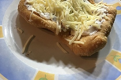 Ungarische Langos mit Knoblauchcreme und Käse 30