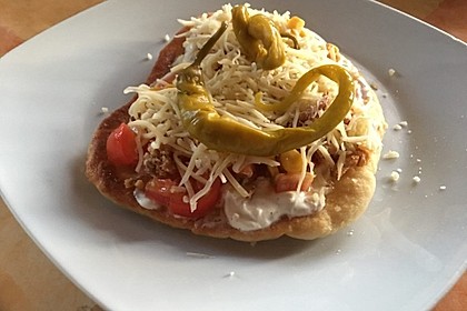 Ungarische Langos mit Knoblauchcreme und Käse 9