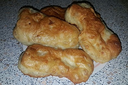 Ungarische Langos mit Knoblauchcreme und Käse 43