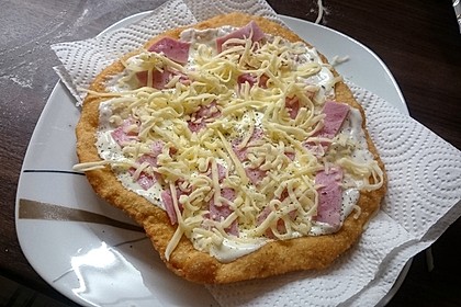 Ungarische Langos mit Knoblauchcreme und Käse 8