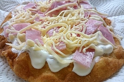 Ungarische Langos mit Knoblauchcreme und Käse 4